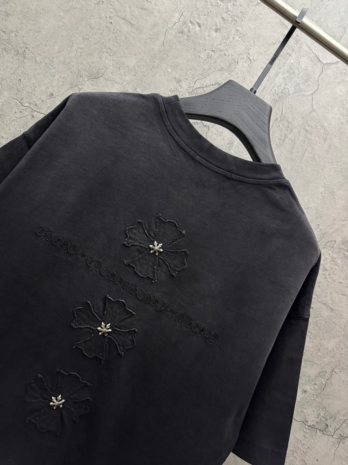 P230 top version, real shot without P, ​​different from market currency) 𝗖𝗵𝗿𝗼𝗺𝗲 𝗛𝗲𝗮𝗿𝘁𝘀/Croxin 2026 spring new original single counter American washed patch embroidered couple short sleeves 👑The highest version! Customized fabric 320 grams, washed and fried, spray horse slip craft, best-selling model at the counter, very comfortable to wear. Accessories: original molded and authenticated collar label ➕ 100% silk wash label. Genuine purchase-grade original hangtag➕matching hanging rope➕3D hanging beads➕original packaging bag. Craftsmanship: The original version has consistent wiring! The highest version of the armhole matching technique! Color: Burgundy Black Size: S M L XL Style No.: 6607